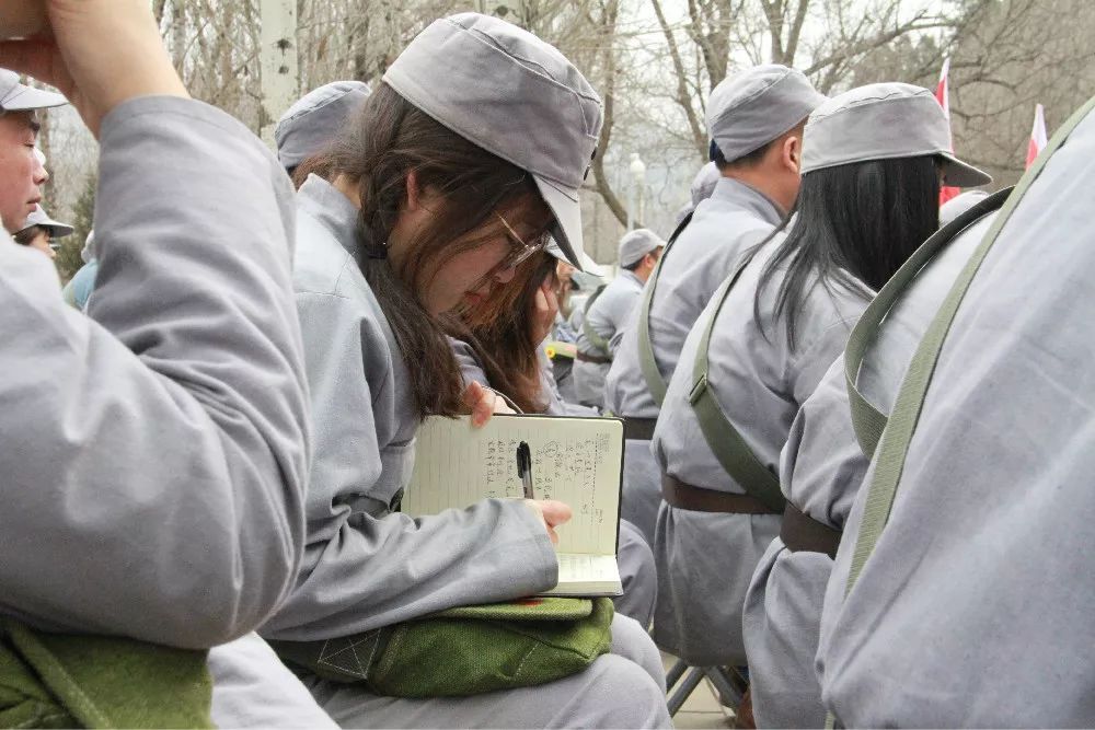 如何将“为人民服务”的精神运用到工作当中?